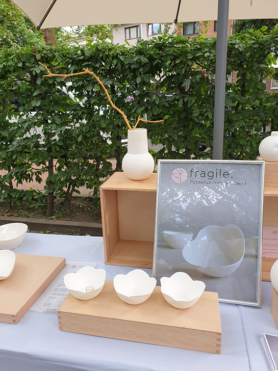 Keramikmarkt in Frechen am 24.-25.Mai 2025 mit internationaler Beteiligung 2 Marktstand von fragile. Porzellan handgemacht auf dem Keramikmarkt in Frechen bei Köln. Gezeigt wird dünnes, weißes Porzelllan in Blütenform.
